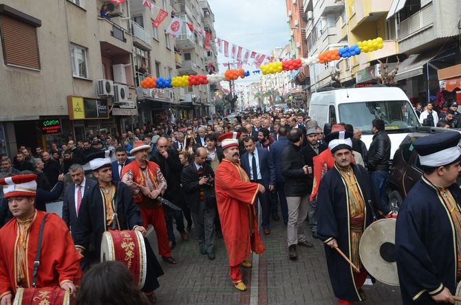 MHP LİDERi DEVLET BAHÇELİ AKHİSARLILAR İLE BULUŞTU